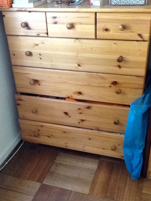 Commode pin